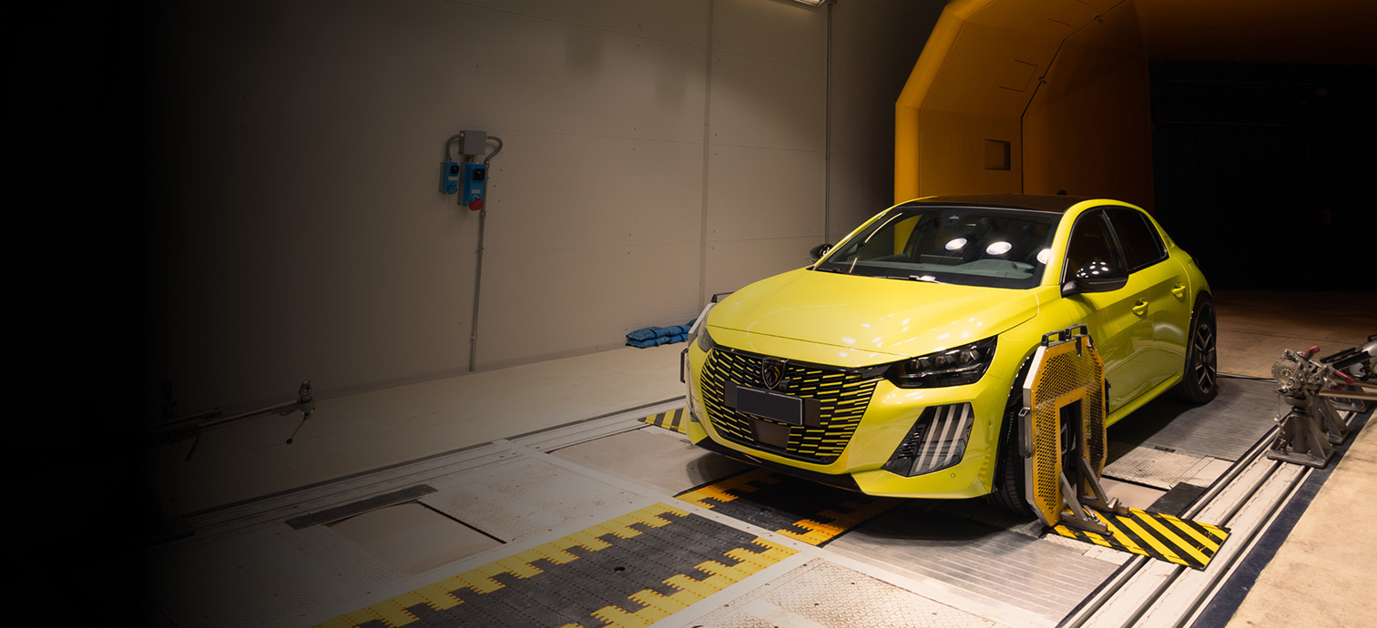 Foto di Peugeot 208 in galleria del vento climatica calda